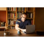 Daylight Libra Tischleuchte mit USB-Ladestation im Standfuß